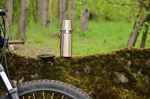 Foto Uma Garrafa Térmica Rodas Bicicleta Floresta Verão Livre Conceito — Fotografia de Stock