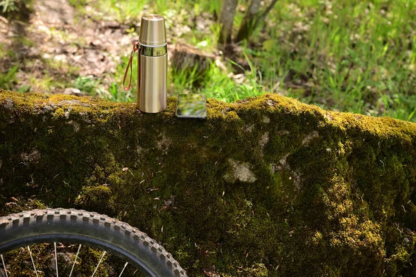 Foto Uma Garrafa Térmica Rodas Bicicleta Floresta Verão Livre Conceito — Fotografia de Stock