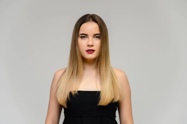 Studioportrat Eines Schonen Madchens Mit Langen Schonen Haaren Und Ausgezeichnetem Make Up Auf Grauem Hintergrund In Verschiedenen Posen Sie Lachelt Gesundheit Sinnlichkeit Stock Photo 316478974