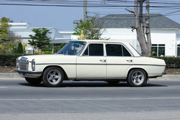 Coche viejo privado de Mercedes-Benz — Foto de Stock