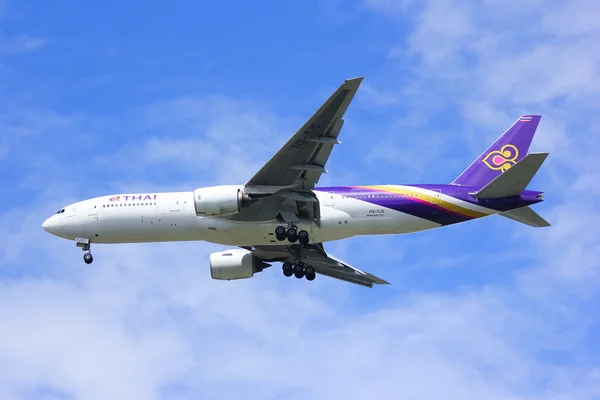 Boeing 777-200er hs-tjs von thaiairway. — Stockfoto
