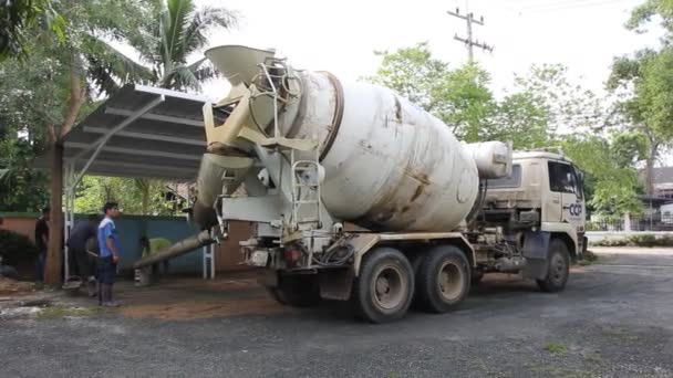 Een groep van werknemers in de bouw werken met grote Cement vrachtwagen. — Stockvideo