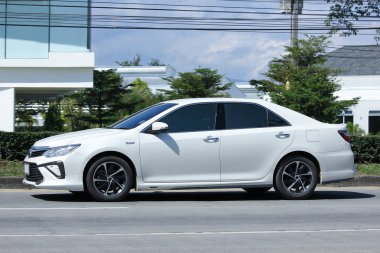 Toyota Camry Otoban yolu üzerinde