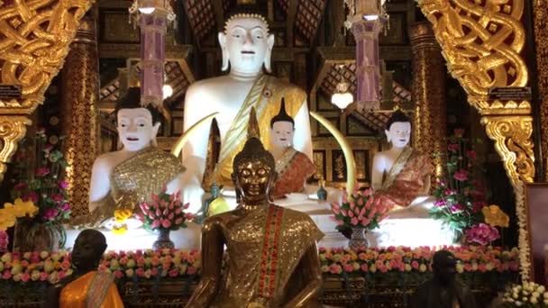 Witte Boeddha standbeeld in Inthakhin Sadue Muang tempel — Stockvideo