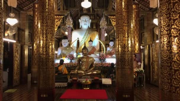 Vit Buddha staty i Inthakhin Sadue Muang tempel — Stockvideo