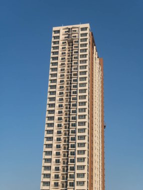 Mavi gökyüzü arka plan ile tek yüksek bina kat mülkiyeti