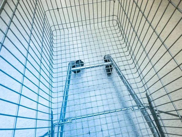 Retro efekt prázdné supermarket, nákupní košík — Stock fotografie
