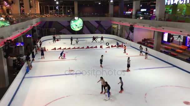 Indoor-Schlittschuhlaufen im zentralen Festival Chiangmai. — Stockvideo