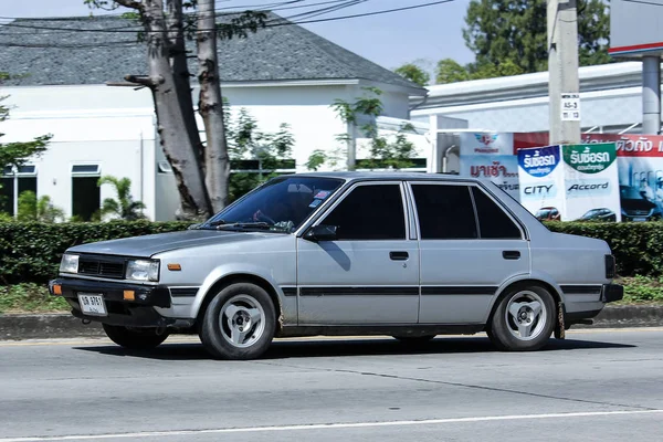 Privat gammal bil, Nissan Sunny. — Stockfoto