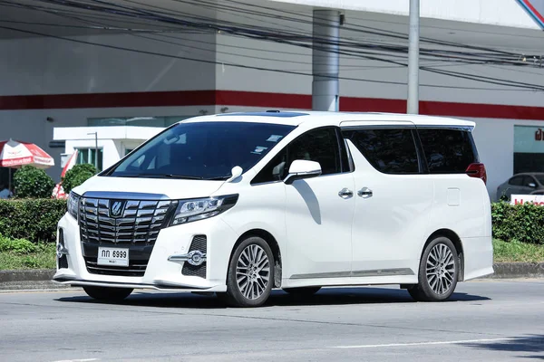 Coche privado Toyota Vellfire . — Foto de Stock