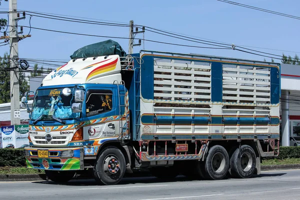 Privé Hino lading vrachtwagen — Stockfoto