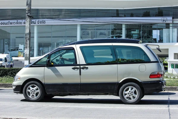 Stary Toyota previa van prywatne — Zdjęcie stockowe