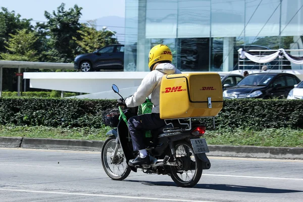 DHL Express och logistik Mini Container motorcykel. — Stockfoto