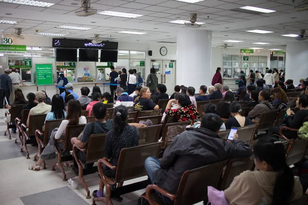 Enfermos en el hospital Maharaj Nakorn Chiang Mai — Foto de Stock