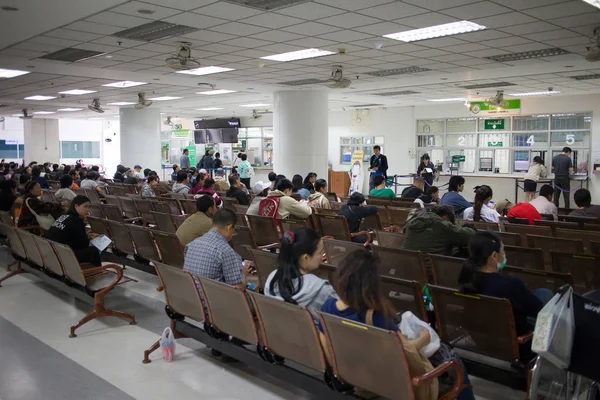 Enfermos en el hospital Maharaj Nakorn Chiang Mai — Foto de Stock