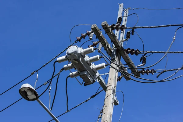 Közelkép Eletricity vonal és a villamos energia post — Stock Fotó