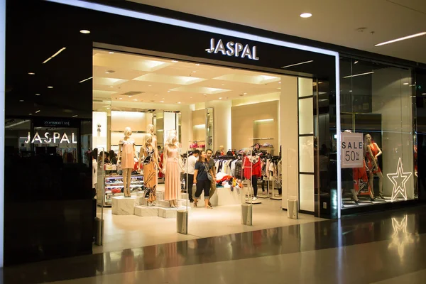Tienda Jaspal. MANGO, es una empresa de diseño y fabricación de ropa — Foto de Stock