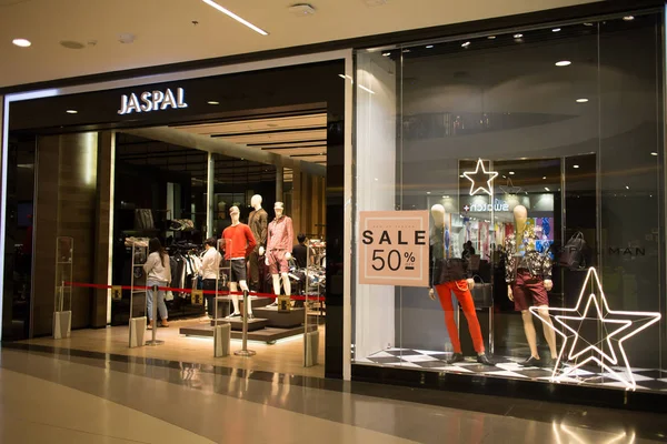 Tienda Jaspal. MANGO, es una empresa de diseño y fabricación de ropa — Foto de Stock