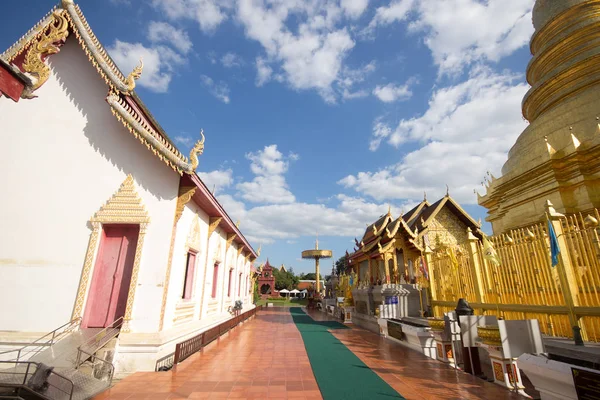 วัดพระธาตุฮารัชชัย วัดหลักในจังหวัดลําพูน — ภาพถ่ายสต็อก