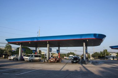 Bas-konuþ Petrol istasyonu. Yol no.11 konumunda