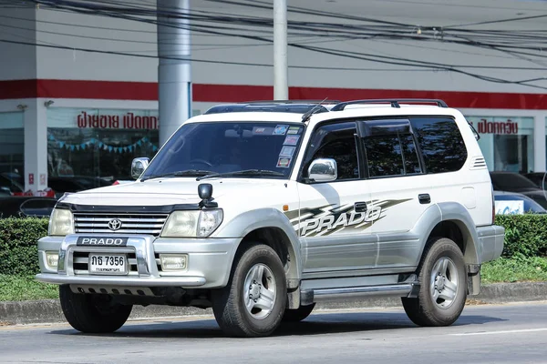 Приватне позашляховик автомобіль Toyota Prado — стокове фото