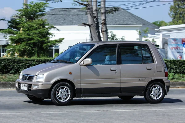 Privata små stadsbil, Daihatsu Mira. — Stockfoto