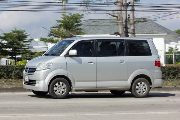 Voiture privée, Mini Van de Suzuki APV . — Photo