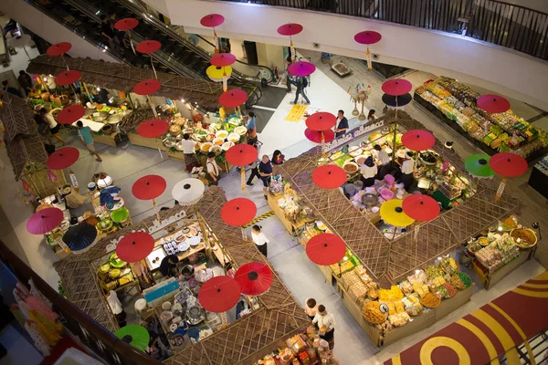 Songkran food festival im zentralen festival chiang mai. — Stockfoto