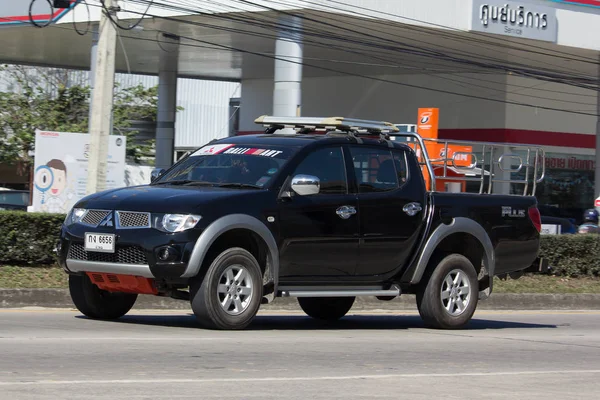 Приватному автомобілі Mitsubishi пікап. — стокове фото