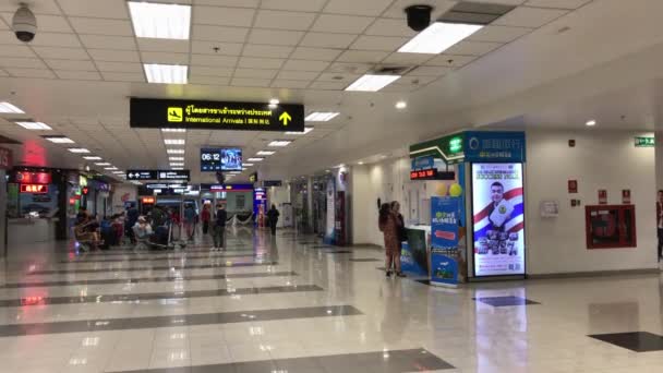 Penumpang di dalam Terminal Internasional Bandar Udara Internasional Chiang mai . — Stok Video