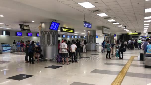 Passagier im internationalen Terminal des internationalen Flughafens Chiang Mai. — Stockvideo