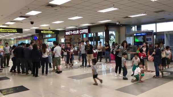 Passagier im internationalen Terminal des internationalen Flughafens Chiang Mai. — Stockvideo