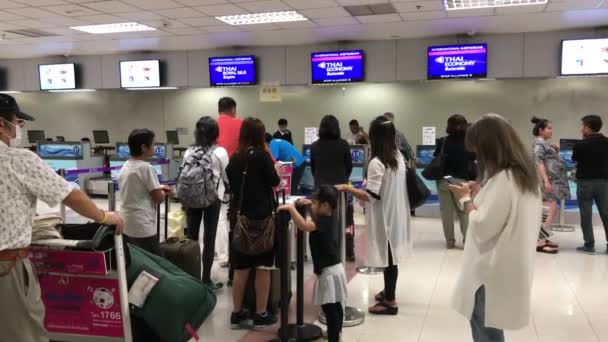 Uluslararası Terminal Chiang mai Uluslararası Havaalanı içinde yolcu. — Stok video