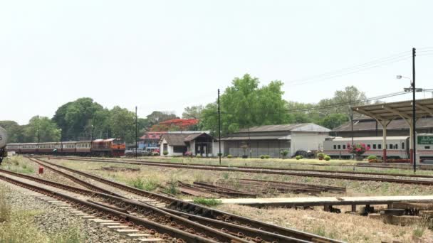 Tåg sträckan Bangkok och Chiangmai på Chiangmai järnvägsstation — Stockvideo