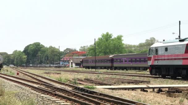Trein route Bangkok en Chiangmai op Chiangmai SNCF-Station — Stockvideo