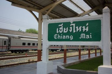 Chiangmai tren istasyonu ve yeni yolcu araba arka planı için