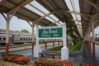 Chiangmai tren istasyonu ve yeni yolcu araba arka planı için