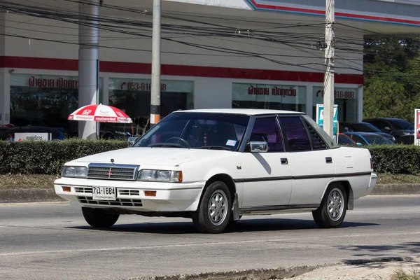 Stary samochód prywatny, Mitsubishi Galant. — Zdjęcie stockowe