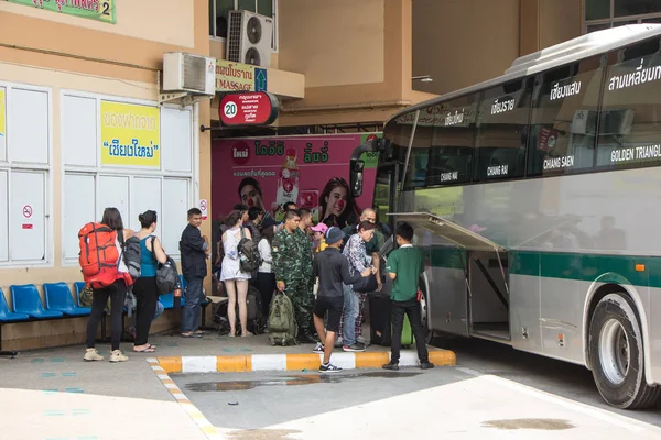 乘客的巴士在清迈公交车站 — 图库照片