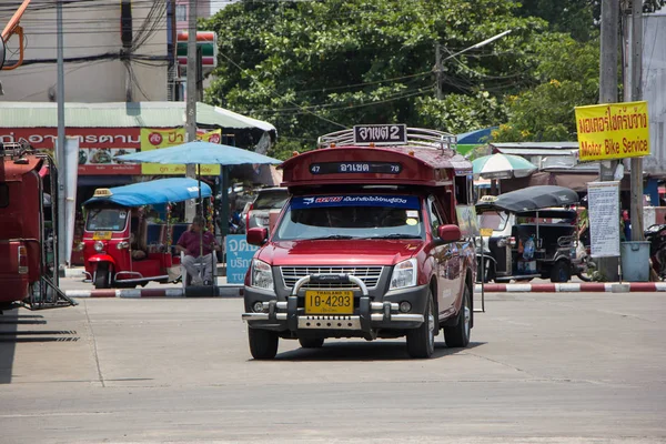 Taxi rojo Chiang Mai, para pasajeros desde la estación de autobuses — Foto de Stock