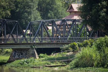 Ping nehri üzerinde Eski Demir Köprü
