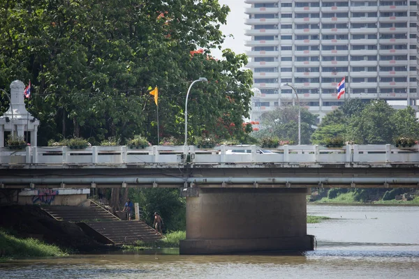Pont Nawarat traversant la rivière Ping — Photo