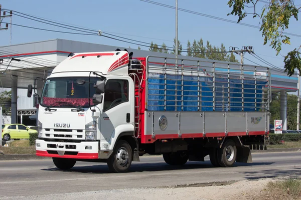 Privé Isuzu lading vrachtwagen. — Stockfoto