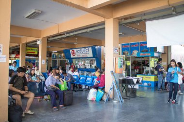 Otobüs yolcu Chiangmai otobüs terminalinin yeni terminal içinde