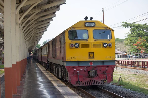 Ge  Diesel locomotive no.4547 train no.52 from Chiangmai to ban — Stock Photo, Image