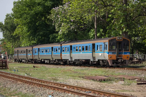 Железнодорожный вагон Thn Diesel на железнодорожном вокзале Чиангмай — стоковое фото