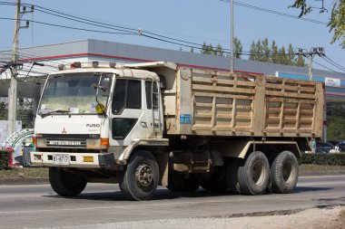 Eski özel Mitsubishi Fuso damperli kamyon.