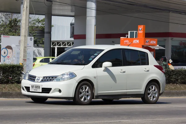 Частный автомобиль, Nissan Tiida . — стоковое фото