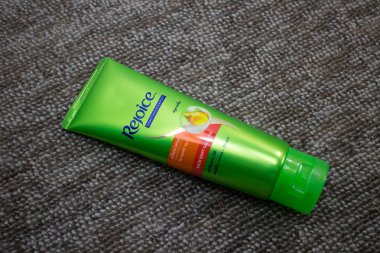 Ürün bir kadeh sevinirler zengin yumuşak pürüzsüz. saç kremi.