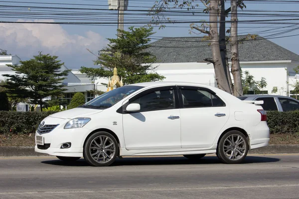 Özel şehir otomobili, Toyota Vios. Dört kapılı küçük araba sedan — Stok fotoğraf